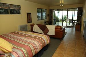 阿希帕拉Gems Seaside Lodge的一间卧室设有一张床和一个阳台