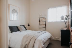 亚勒旺加Apartments on Belmore -The Ferguson的卧室配有白色的床和窗户。