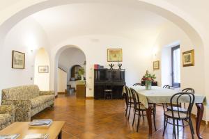 里奥马里纳Casa Valdese Rio Marina的客厅配有桌子和沙发
