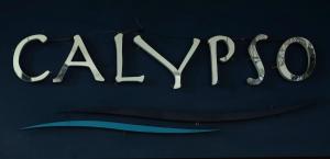 芭东海滩Calypso Patong Hotel的蓝墙上 ⁇ 的标志
