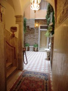 威尼斯洛坎达乐威娜酒店的走廊入口,地板上铺有地毯