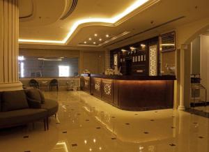 阿可贺巴Rona Al Khobar Hotel的酒店大堂,里面设有酒吧