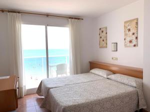 佩尼斯科拉马雷诺斯特姆酒店的一间卧室配有一张床,享有海景