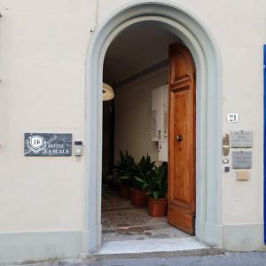 佛罗伦萨斯卡拉酒店的木门的建筑物入口