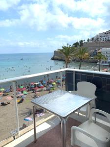 佩尼斯科拉马雷诺斯特姆酒店的一个带桌椅和海滩的阳台