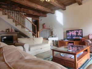穆里略德加列戈Natura Jordan的客厅配有沙发和带电视的桌子