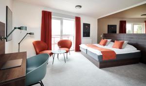 欧德尔蒙特拉奥德帕克酒店的配有一张床和一张书桌的酒店客房
