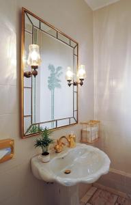 美因河畔法兰克福帕尔门霍夫酒店的浴室设有白色水槽和镜子
