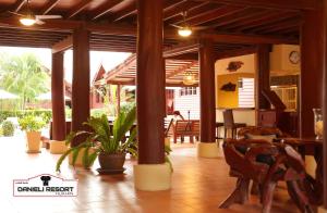 华欣达涅利度假村的餐厅大厅,有木柱和植物