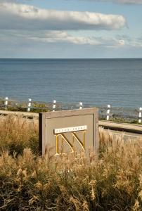 法尔茅斯声音旅馆的海滩上的标志,以海洋为背景