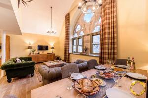 奥古斯都堡Highland Club Direct的客厅配有餐桌和食物