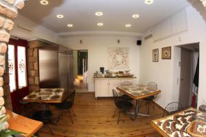 纳夫普利翁Messini Pension的一间厨房,内设两张桌子和椅子