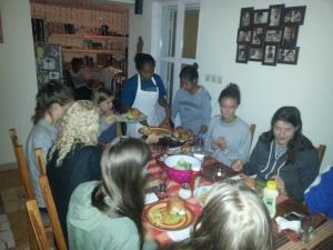 MahitsyEcole Lodge Antananarivo的一群坐在桌子旁吃食物的女孩