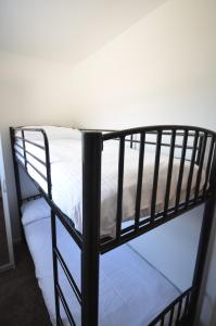 奇切斯特Premium Lake Lodges的一张带白色床单和白色枕头的黑色双层床