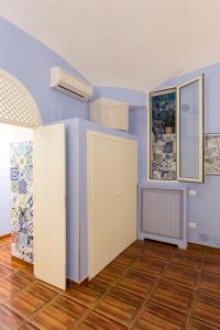 那不勒斯Aristovascio的空空房间,拥有蓝色的墙壁和木地板