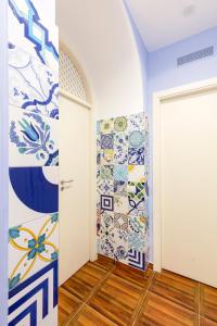 那不勒斯Aristovascio的墙壁和门上铺着彩色瓷砖的房间
