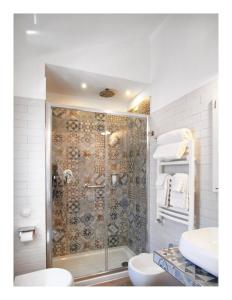 莱万托Casello68的带淋浴、卫生间和盥洗盆的浴室