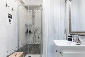 布拉格Romantic designer apartment Prague的带淋浴和盥洗盆的浴室