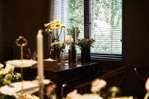 成都木来精品酒店的一张桌子,上面有鲜花,有窗户