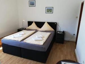 库克斯港哈亨佐尔霍夫酒店的一张位于房间的床,上面有两个枕头
