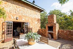 RietfonteinMilorho Lodge的甲板上石头烤箱的石头房子