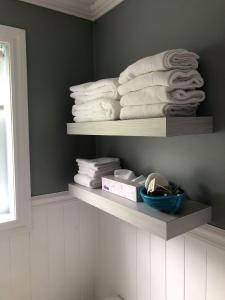佩尔塞格伦木屋的浴室架子上一捆毛巾