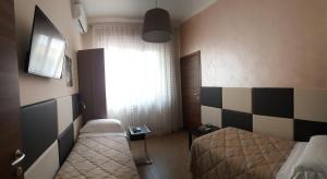 梅萨涅B&B Il Viandante的小房间设有两张床和窗户
