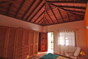 TodoqueCasa Tanausu的一间卧室设有木制天花板、一张床和一把椅子