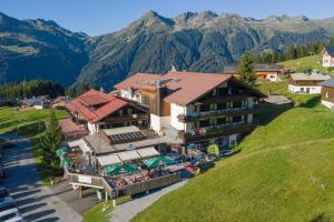 圣加伦基希T3 Alpenhotel Garfrescha的享有酒店空中景色,以山脉为背景