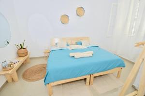 普拉亚Casa Sodadi的一间卧室配有蓝色的床和两个枕头