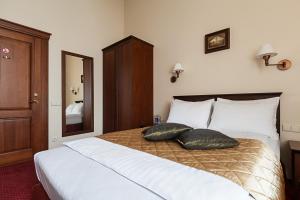 帕内韦日斯康维瓦酒店的一间卧室配有一张大床和两个枕头