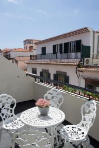丰沙尔Antonella Home Funchal的阳台配有桌椅。