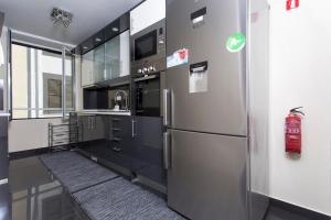 丰沙尔Antonella Home Funchal的厨房配有不锈钢冰箱和水槽