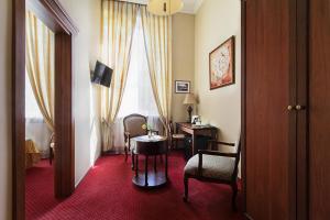 帕内韦日斯康维瓦酒店的一间酒店客房,房间内设有桌椅