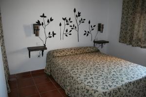 Villarrubia de Santiago卡萨农村拉波萨达德尔弗朗西丝乡村民宿的一间卧室配有床和两张边桌