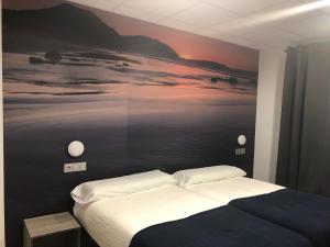 桑托尼亚Hostel El Paloma的一间卧室配有一张壁画床