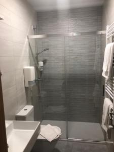 桑托尼亚Hostel El Paloma的带淋浴、卫生间和盥洗盆的浴室