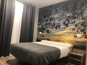 桑托尼亚Hostel El Paloma的一间卧室配有一张壁画床