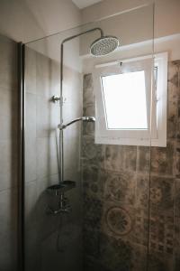 斯沃伦塔Jerry Apartments的带淋浴的浴室,带窗户