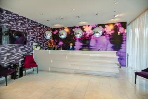 奥克兰卡德兰特酒店及套房的大堂设有一面紫色和粉色的墙壁