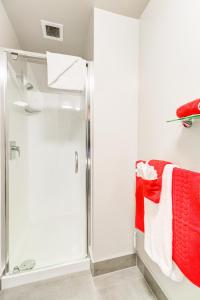 奥克兰VR奥克兰市度假酒店的带淋浴和红色毛巾的浴室