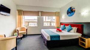 奥克兰阿斯考提亚女王酒店的酒店客房设有床和窗户。