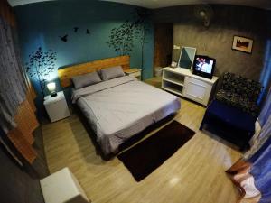 拜县帕怡度假酒店的一间卧室配有一张床和一台电视。