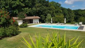 阿尔康盖Maison d hotes Lapitxuri的一座房子旁的院子内的游泳池