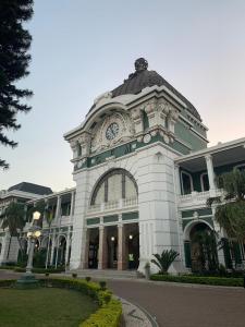 马普托ONOMO Hotel Maputo的前方有钟的建筑