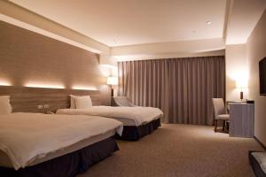 大园区桃禧航空城酒店-新馆的酒店客房设有两张床和电视。