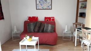 图尔吉特乐尔米塔格酒店的客厅配有红色沙发及枕头