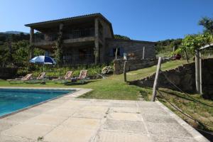 埃尔阿雷纳尔El Pinarejo的一座带游泳池和房子的别墅
