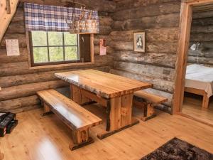 鲁卡Holiday Home Tortone by Interhome的小木屋内带桌子和长凳的用餐室