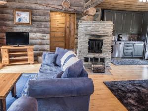 鲁卡Holiday Home Tortone by Interhome的客厅设有蓝色的沙发和石制壁炉